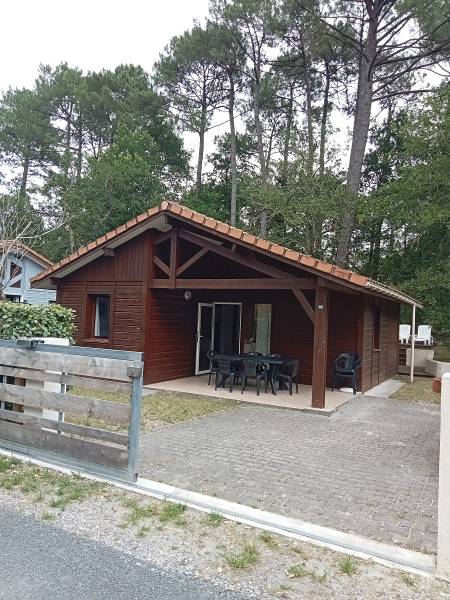 A la location agréable chalet 2 chambre situé au calme dans village de vacances avec piscine et terrains de sport